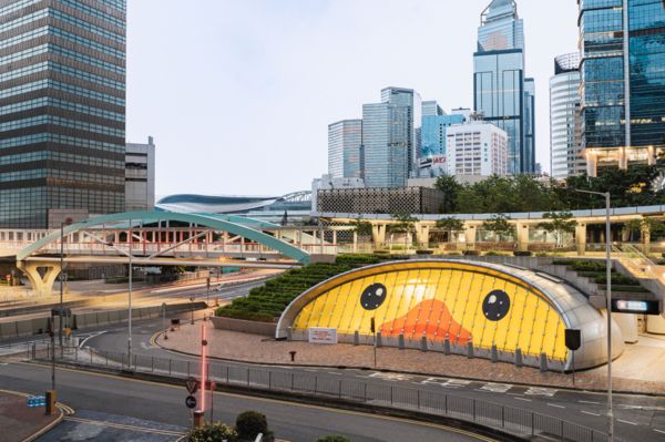 ▲《橡皮鴨游世界．香港站》於6月10日起暢遊維多利亞港，18個港鐵車站都有不同造型的黃色小鴨。（圖／AllRightsReserved提供）