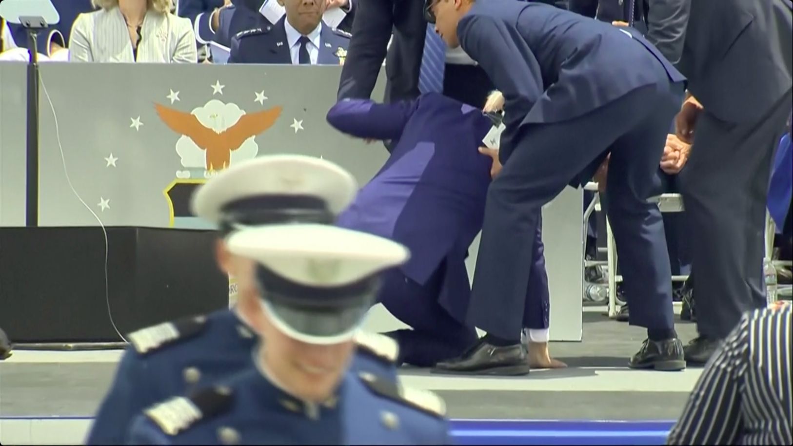 ▲▼美國總統拜登（Joe Biden）今天在科羅拉多州美國空軍官校（Air Force Academy）的講台上被絆倒，正面撲地，所幸他看起來沒有受傷。（圖／美聯社）