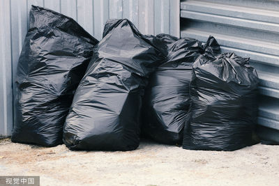 垃圾被丟出怒踹清潔隊員　莽男一腳損失6.6萬元