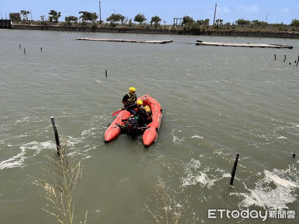 ▲台南市消防局據報派員以救生艇進行海上搜救，並以空拍機協助海域搜尋作業。（圖／民眾提供，下同）