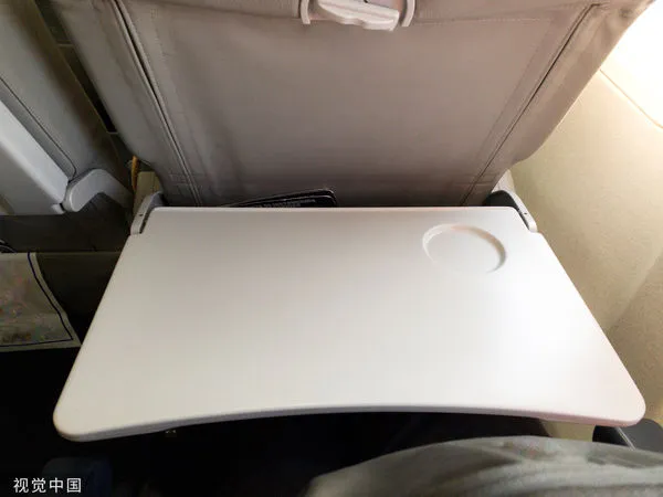 ▲▼飛機上的折疊式托盤桌。（圖／CFP）