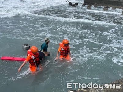 ▲▼海巡人員頂著大浪下海救援落海男子上岸。（圖／第一二海巡隊提供，下同）