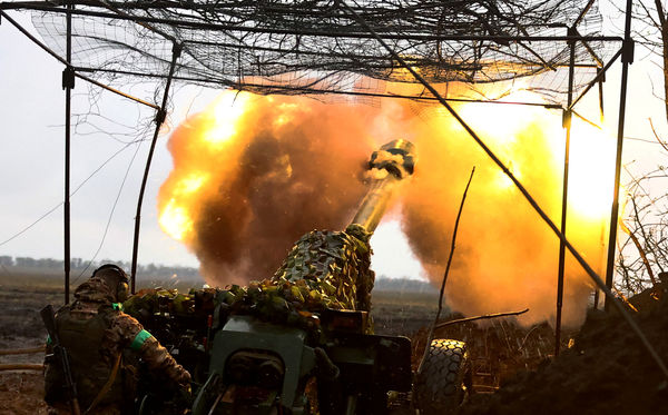 ▲▼烏克蘭砲兵在巴赫姆特前線發射火砲。（圖／路透）
