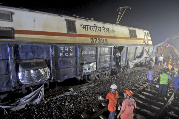 ▲▼印度列車相撞。（圖／達志影像／美聯社）