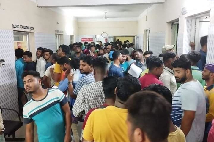 ▲▼ 印度火車相撞，民眾湧入醫院捐血。（圖／翻攝自推特）