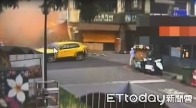 苗栗氣爆瞬間曝！兇猛火球衝出店外　攤車被炸飛路人驚逃…4傷送醫