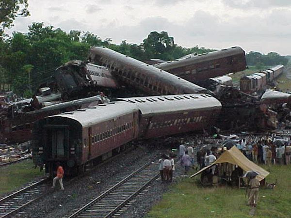 ▲▼1999年8月兩列火車在加爾各答（Calcutta）附近相撞，造成至少285人死亡。（圖／達志影像／美聯社）