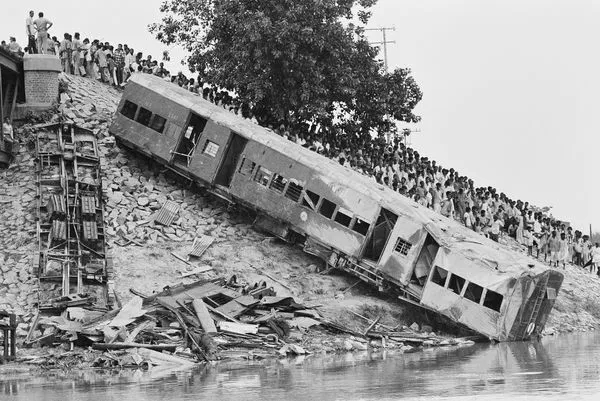▲▼1981年6月比哈爾邦一列過度擁擠的載客列車受到氣旋干擾，7節後車廂出軌墜入河中，造成至少800人死亡。（圖／達志影像／美聯社）