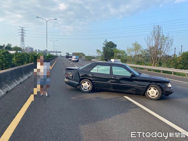 ▲▼台南國道1號73歲翁自撞車禍。（圖／記者林悅翻攝）