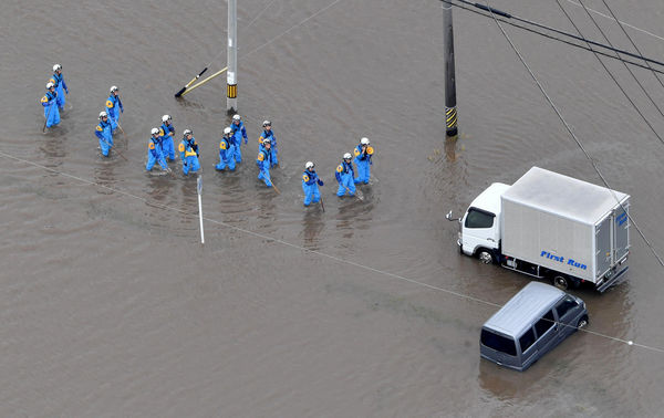▲▼颱風瑪娃與梅雨鋒面夾擊，在日本23地區創下當地24小時雨量紀錄。（圖／路透）