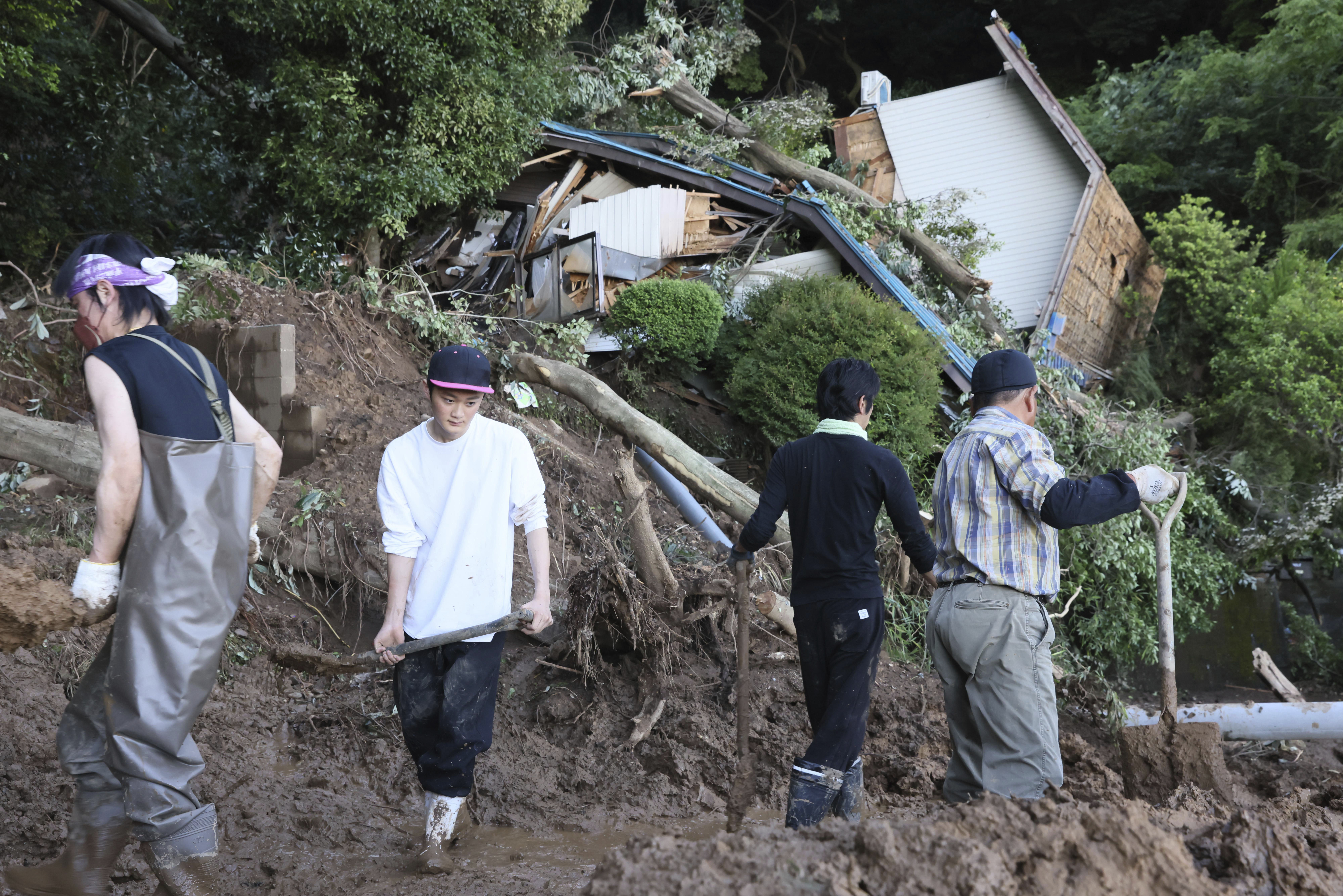 ▲▼日本豪雨土石坍方掩埋房屋。（圖／達志影像／美聯社）