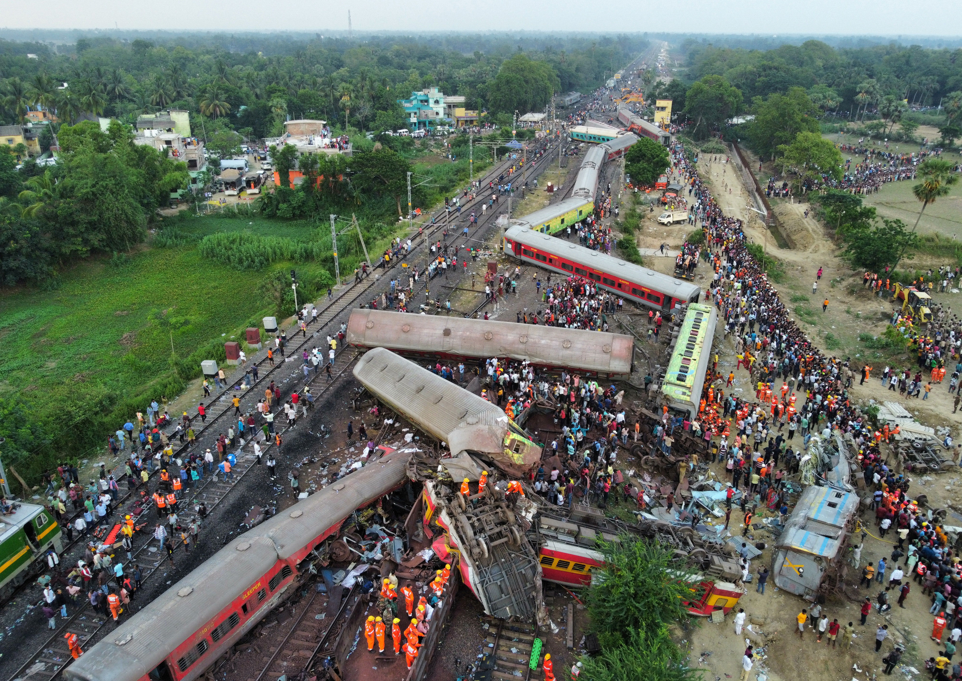 ▲印度東部奧里薩邦（Odisha）火車相撞事故。（圖／路透）