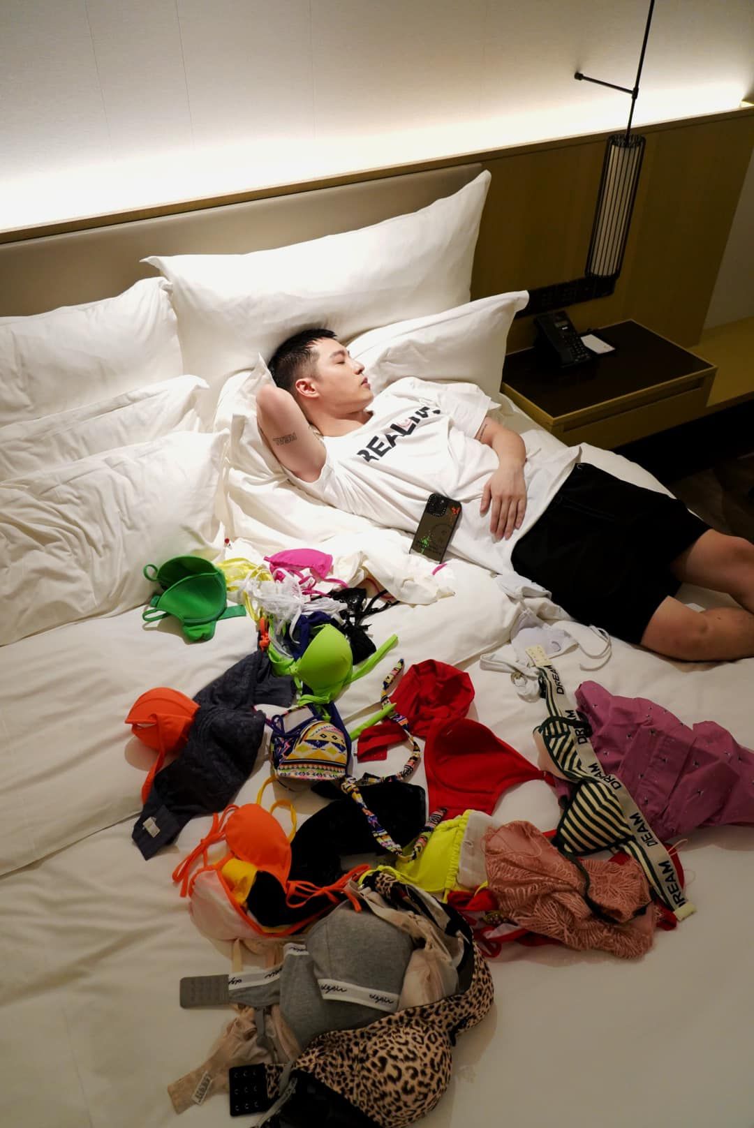 ▲周湯豪在演唱會收到的內衣幾乎擺滿一張床。（圖／翻攝自Facebook／Nick 周湯豪）