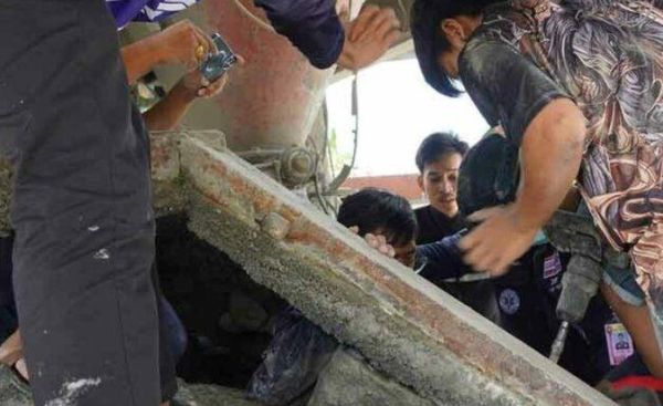 ▲▼泰國一名建築工人意外掉入大型水泥攪拌機險些喪命。（圖／翻攝自博他侖府警察官網）