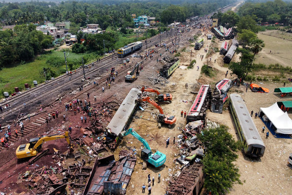 ▲▼印度東部奧里薩邦（Odisha）火車相撞事故。（圖／路透）
