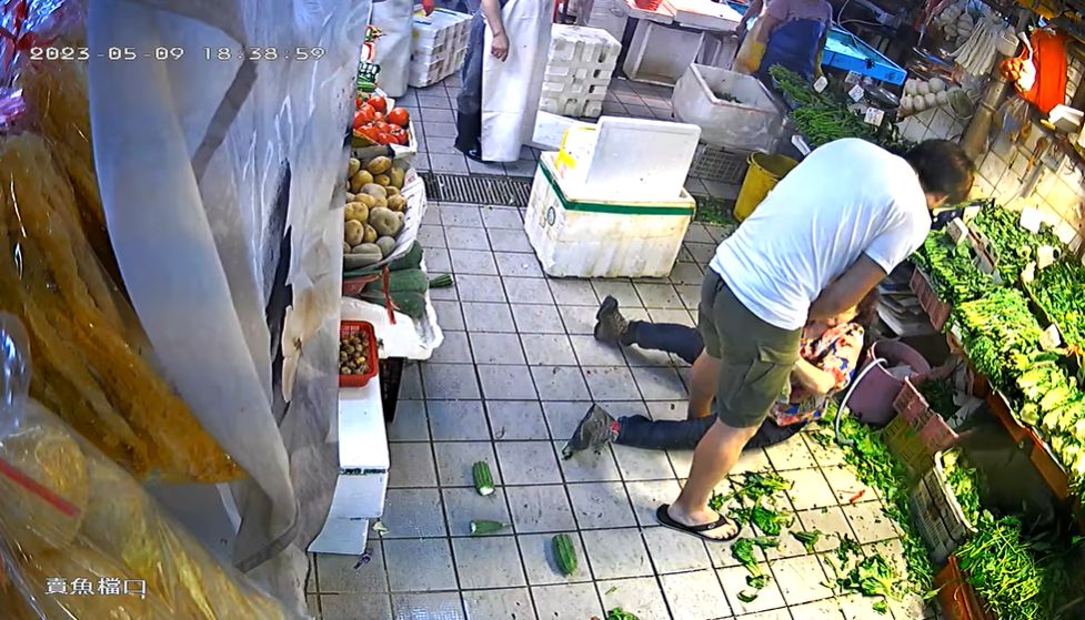 ▲▼大橋街市買菜男與發泡膠大嬸打架遭「偷桃」。（圖／FB／大埔 TAI PO）