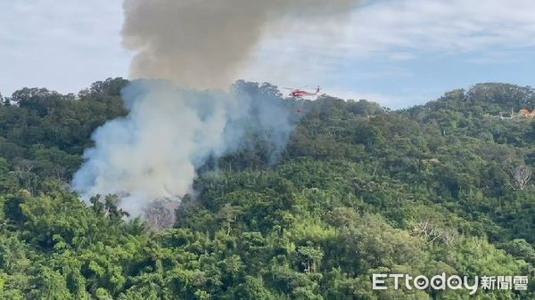 苗栗山林大火，5日直升機灑水。（圖／記者蔡文淵翻攝）