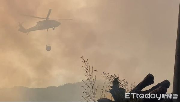 苗栗山林大火，5日直升機灑水。（圖／記者蔡文淵翻攝）