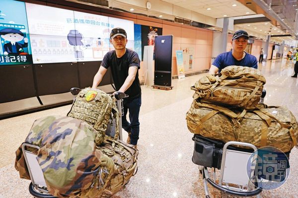 5月23日，陳晞（右）與戰友Cai（左）一同返抵國門。Cai行李上貼著他們所屬國際兵團的臂章。