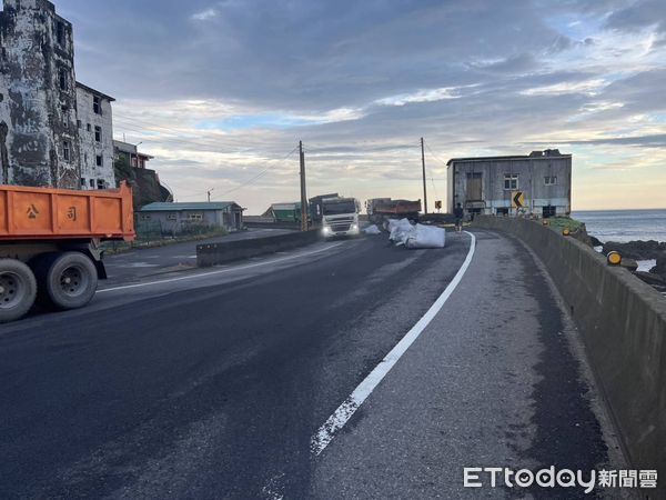 ▲▼新北瑞芳台2線濱海公路砂石車泥沙包掉落。（圖／記者郭世賢翻攝）