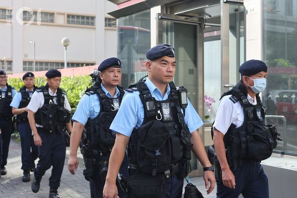 ▲香港兇殺犯嫌5日首度出庭，警方大陣仗戒護。（圖／香港01）
