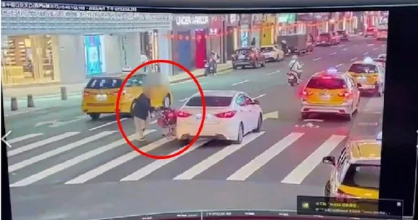 林姓男子日前在西門町紅樓前與人發生行車糾紛，一氣之下竟持刀抵在駕駛胸口，「我以前殺過很多人」。（圖／翻攝畫面）