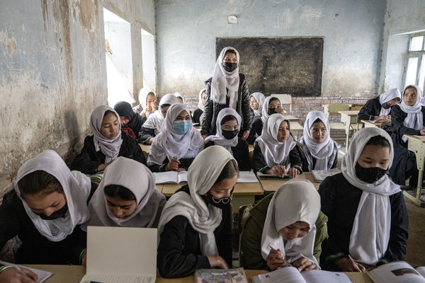 ▲▼2023年3月25日，阿富汗女學生在喀布爾一所學校迎接新學年的開學日。自塔利班2021年重新掌權以來，高中已第二年不收女學生。（圖／達志影像／美聯社）