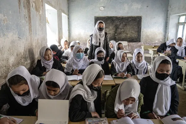 ▲▼2023年3月25日，阿富汗女學生在喀布爾一所學校迎接新學年的開學日。自塔利班2021年重新掌權以來，高中已第二年不收女學生。（圖／達志影像／美聯社）