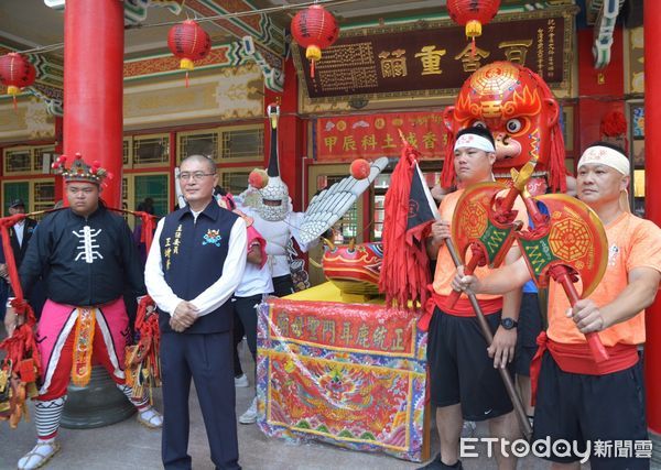 ▲台南正統鹿耳門聖母廟，5日上午舉行《甲辰科土城香》啟動記者會暨揭幕儀式，由土城香總會長暨鹿耳門聖母廟主委王增榮、甲辰科香醮總幹事胡世澤、台南市副市長葉澤山等人，共同為「香醮辦公室」啟炮、揭幕，象徵炸響「土城香」第一炮。（圖／記者林悅翻攝，下同）