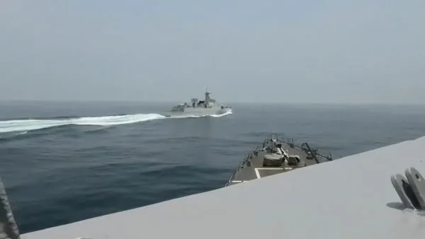 ▲▼ 美加軍艦3日通過台灣海峽時，中國解放軍052D型驅逐艦蘇州號切入航道，美國海軍公布艦上畫面。（圖／路透）