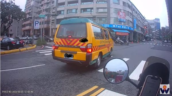 ▲▼高雄「玩命娃娃車」...逆向又闖紅燈，他嚇歪：載一整車小孩欸。（圖／翻攝自Youtube／WoWtchout-他在路我在錄）