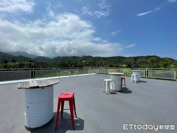 ▲▼台東浮定咖啡,混水摸魚基地,石雨傘,獨木舟,海蝕洞秘境。（圖／記者周姈姈攝）