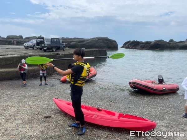 ▲▼台東浮定咖啡,混水摸魚基地,石雨傘,獨木舟,海蝕洞秘境。（圖／記者周姈姈攝）