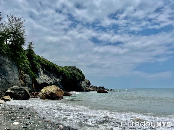 ▲▼台東浮定咖啡,混水摸魚基地,石雨傘,獨木舟,海蝕洞秘境。（圖／記者周姈姈攝）