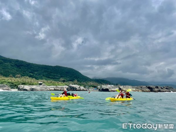 ▲▼台東浮定咖啡,混水摸魚基地,石雨傘,獨木舟,海蝕洞秘境。（圖／記者周姈姈攝）