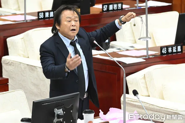 ▲▼台北市議員王世堅送上一桿秤給台北市長蔣萬安。（圖／記者李毓康攝）