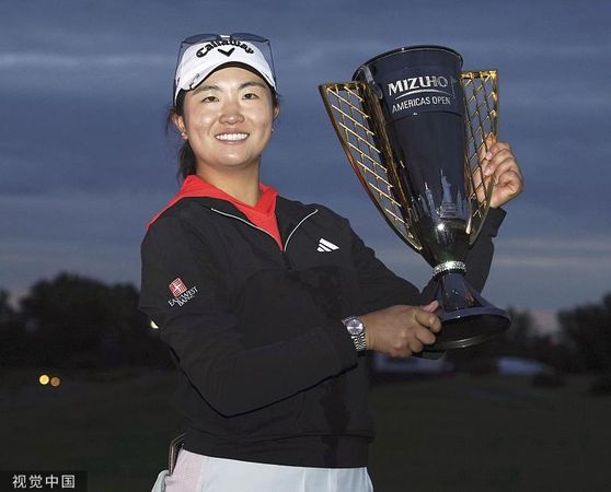 ▲華裔高球女將張斯洋轉戰職業首戰就奪冠，寫下LPGA相隔72年來神紀錄。（圖／CFP）