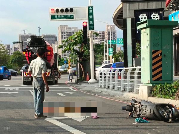 ▲高雄鳳山區發生車禍。（圖／翻攝自記者爆料網）