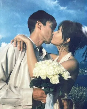 ▲泰國「12年國民CP」Nadech、Yaya求婚成功。（圖／翻攝自Instagram／Urassaya Sperbund）