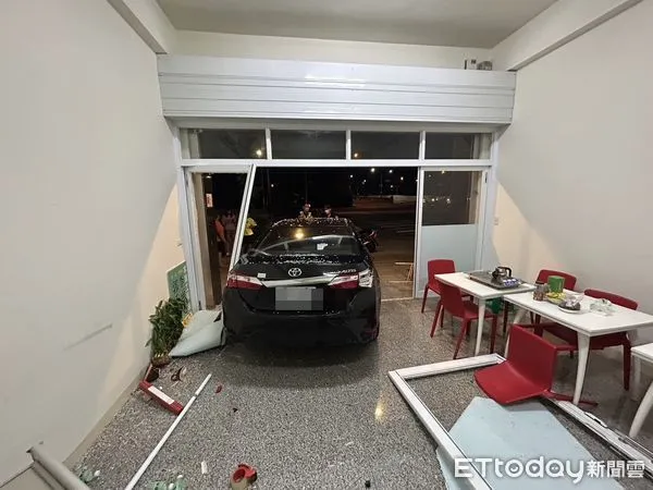 ▲▼高市議員服務處被車「暴力衝撞」玻璃全碎　1男棄車逃逸。（圖／李雨庭議員提供 ）