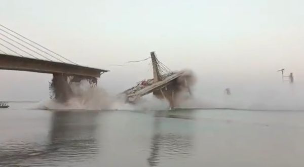 ▲▼印度一座跨越恆河大橋第二度發生倒塌。（圖／翻攝自Twitter）