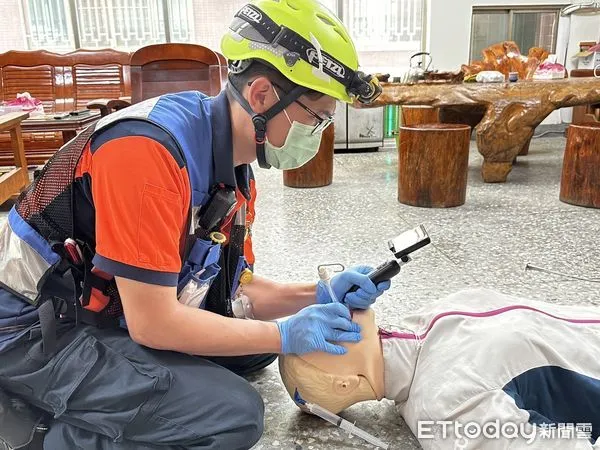 ▲台南市消防局第五大隊歸仁高級救護隊，插管成功搶救1名失去意識呼吸衰竭的女子。（圖／記者林悅翻攝，下同）