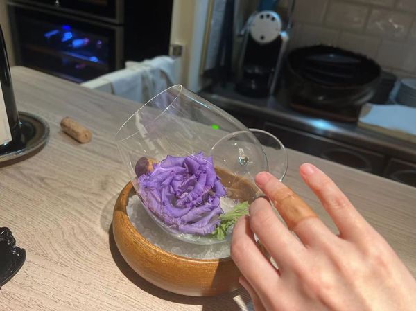 ▲小S在日本的法國餐廳意外捏碎酒杯 。（圖／翻攝自小S臉書）