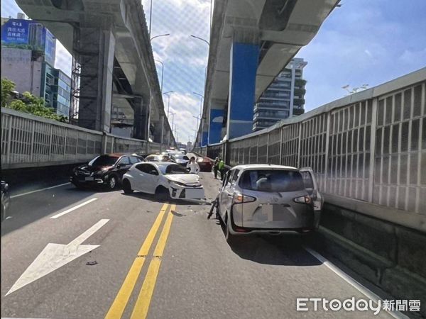 ▲▼小黃運將變化車道，連續擦撞4車，其中1名駕駛受傷送醫。（圖／記者邱中岳翻攝）