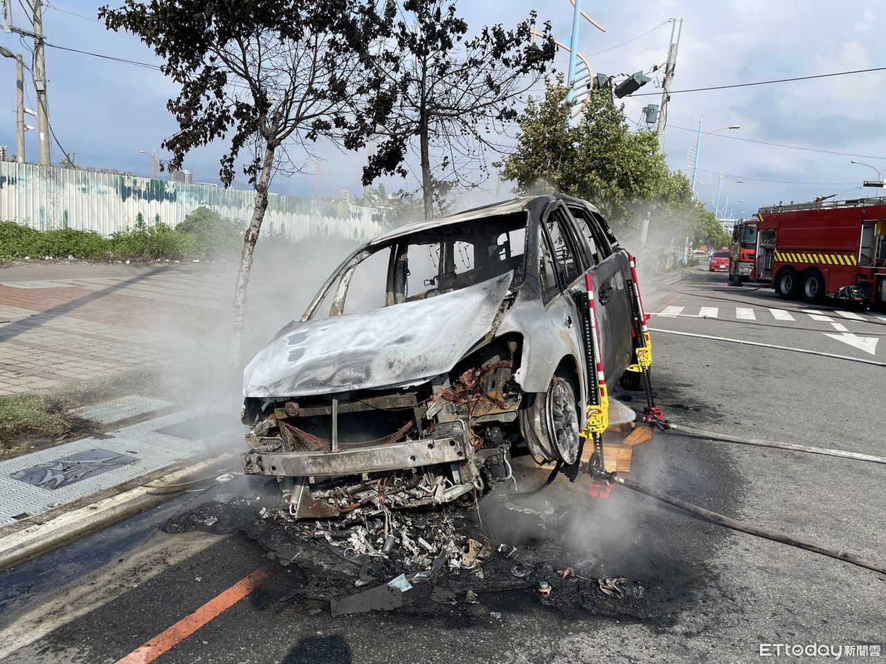 快訊／納智捷電動車開到一半燒起來！　駕駛及時逃生 | ETtoday社會新聞 | ETtoday新聞雲