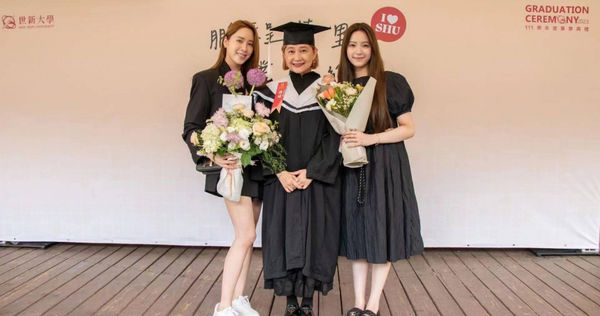 傅娟（中）世新碩士專班畢業，歐陽妮妮（左）、歐陽娣娣（右）讚媽媽超好學。（圖／世新大學）