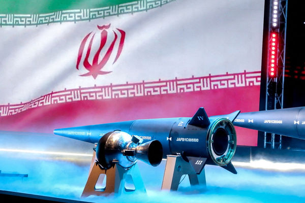▲▼伊朗推出首款極音速彈道飛彈「法塔赫」（Fattah）。（圖／路透）