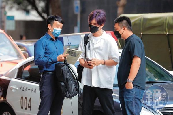 6月2日下午，口罩男（中）和律師現身台北，身材明顯消瘦許多。
