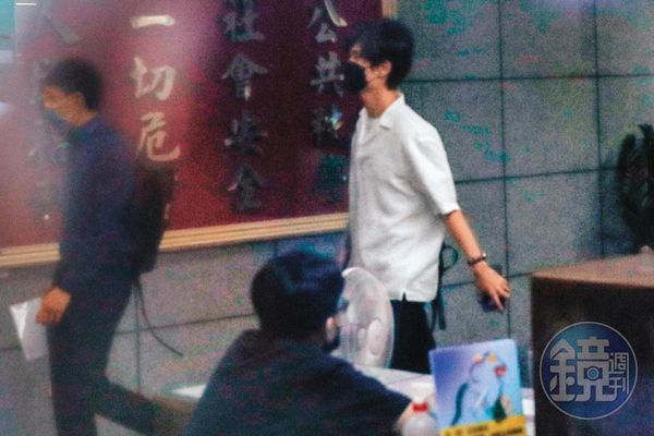 口罩男（右）到台北市中正第一分局向網友提告。