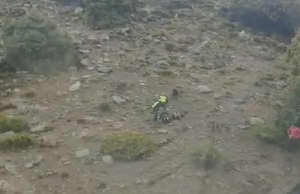失控山羊攻擊3遊客！64歲女被撞下懸崖　狂墜20m奇蹟卡峭壁存活。（圖／翻攝自Guardia Civil）
